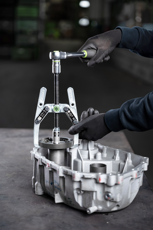 Kukko HD 2-Armed Lug Puller with Oscillating & Height-Adjustable Legs